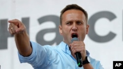 El activista opositor ruso Aleksei Navalny gesticula mientras se dirige a una multitud durante una protesta política en Moscú el 20 de julio de 2019. (Pavel Golovkin/AP).