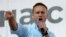 El activista opositor ruso Aleksey Navalny gesticula mientras se dirige a una multitud durante una protesta política en Moscú el 20 de julio de 2019. (Pavel Golovkin/AP)