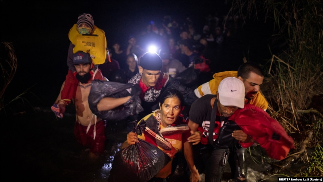 Un grupo de migrantes, entre ellos un cubano de 48 años, llega a suelo estadounidense por la frontera sur, el 9 de abril de 2022. (Reuters/Adrees Latif).