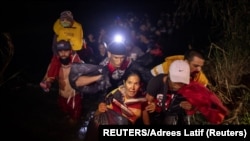 Yaquemile, un migrante cubano de 48 años, llega a suelo estadounidense después de vadear el río Grande desde México por Roma, Texas, el 9 de abril de 2022.