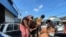 Algunos de los detenidos del 7 de abril a su llegada a una comisaría en San Salvador tras la declaración del régimen de excepción en El Salvador. [Foto: VOA / Karla Arévalo]