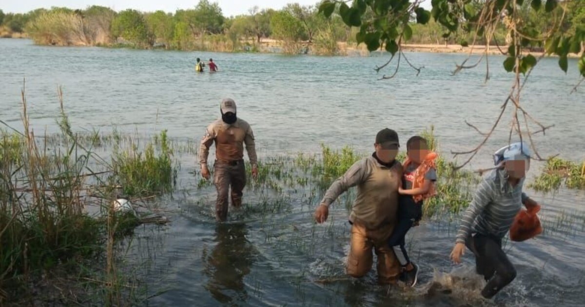 Rescatan a madre cubana y su hijo atrapados por la corriente en el Río ...