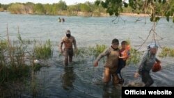 Agentes del INM ponen a salvo en territorio mexicano a una madre cubana y su hijo que intentaban cruzar el R[io Bravo en medio de las fuertes corrientes. (Foto: INM)