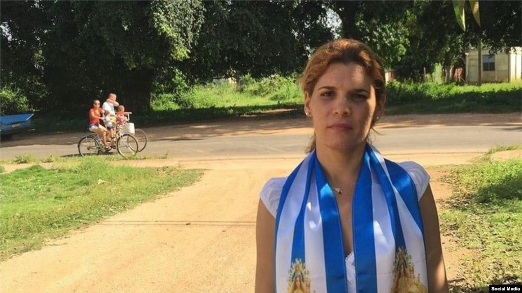 La Dama de Blanco Saylí Navarro.