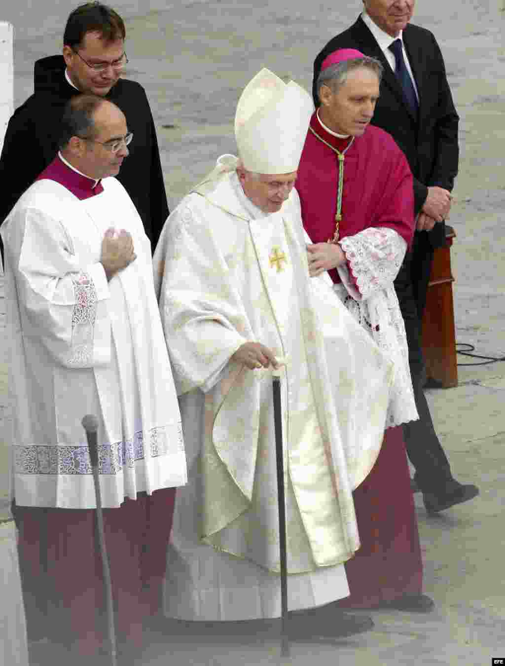 El papa emérito Benedicto XVI, a su llegada a la ceremonia de canonización que se celebra hoy en la Plaza de San Pedro de los dos papas más venerados del siglo XX, Juan Pablo II y Juan XXIII, al que asisten un millón de fieles, cerca de 150 cardenales, de