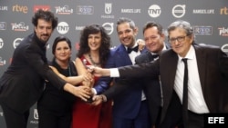 Los integrantes de la serie "Cuatro estaciones en La Habana", tras recibir el premio Platino a la mejor Miniserie o Teleserie Cinematográfica Iberoamericana.