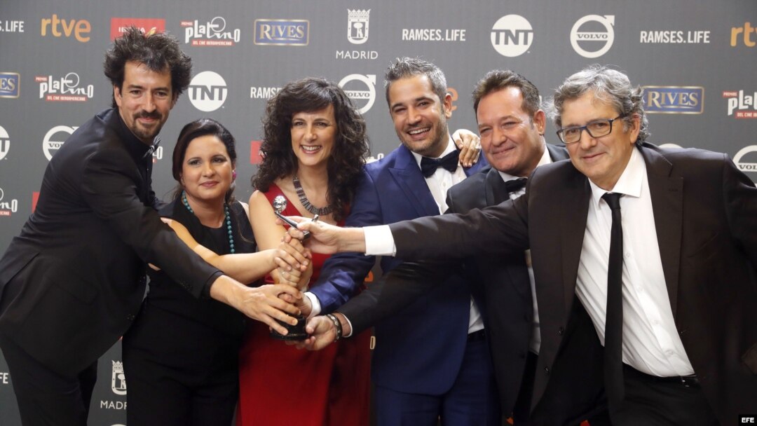 Los integrantes de la serie "Cuatro estaciones en La Habana", tras recibir el premio Platino a la mejor Miniserie o Teleserie Cinematográfica Iberoamericana.