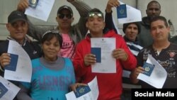 Grupo de cubanos en Uruguay, de los primeros en recibir constancias de la Cancillería que les permitirán trabajar.