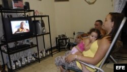 Una pareja cubana mira la serie estadounidense "Grey´s Anatomy" transmitida por la TV estatal de la isla.
