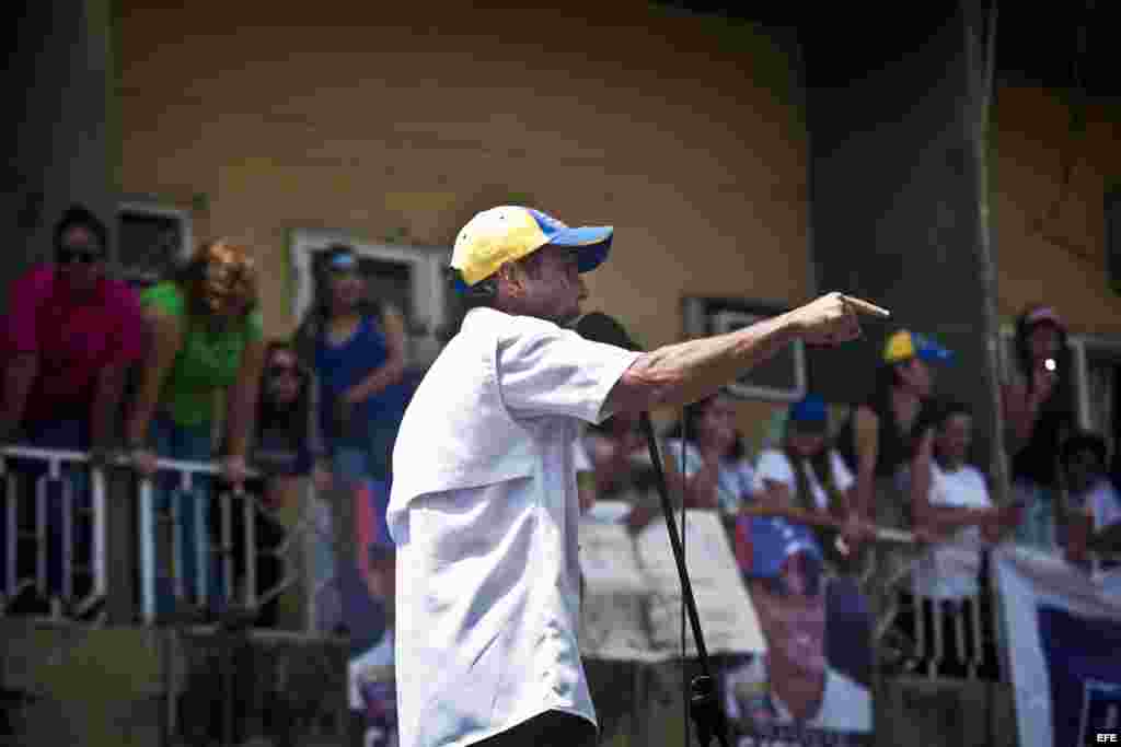El candidato presidencial Henrique Capriles, durante caravana en San Juan de Los Morros. 