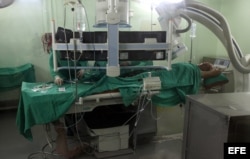 Dos médicos realizan una angioplastia a un paciente en el Instituto de Cardiología y Cirugía Cardiovasculares de La Habana (Cuba). Foto Archivo