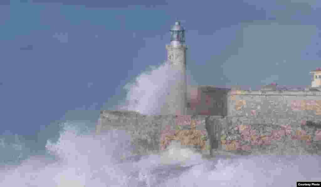 Las olas en El Morro: Las zonas costeras de La Habana sufrieron fuertes penetraciones del mar asociadas a una fuerte baja extratropical.