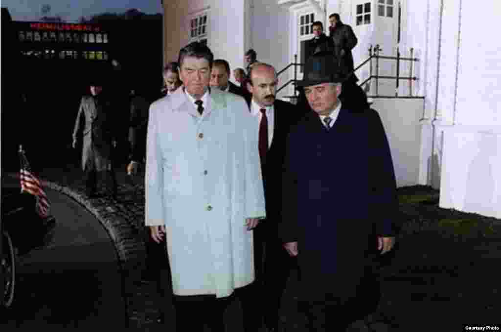Gorbachev y Reagan en Reikiavik en 1986