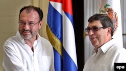 El canciller cubano, Bruno Rodríguez (d), saluda a su homólogo de México, Luis Videgaray, el pasado junio en La Habana.