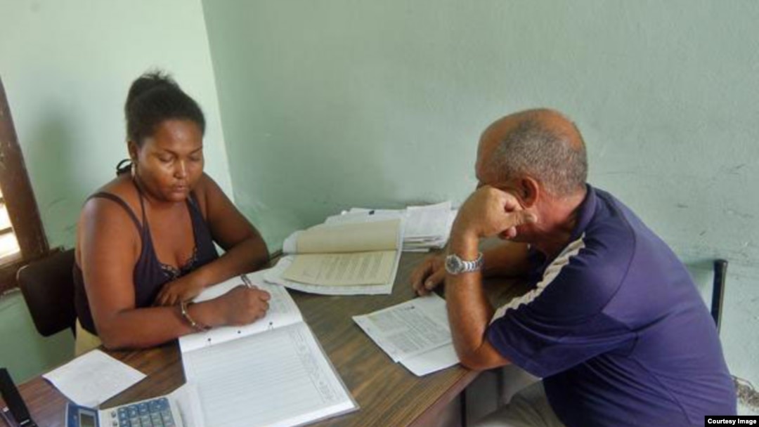 Trámites en una notaría de Cuba.