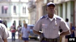 Archivo - Policías cubanos controlan el acceso a calles en La Habana. 