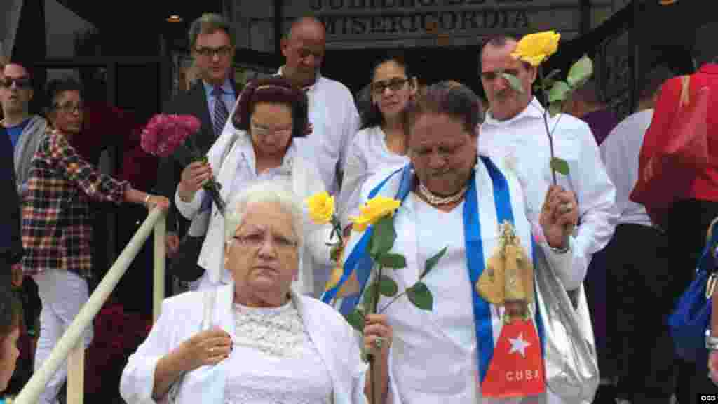 Damas de Blanco en el exilio luego de terminada la misa en la Ermita de la Caridad.