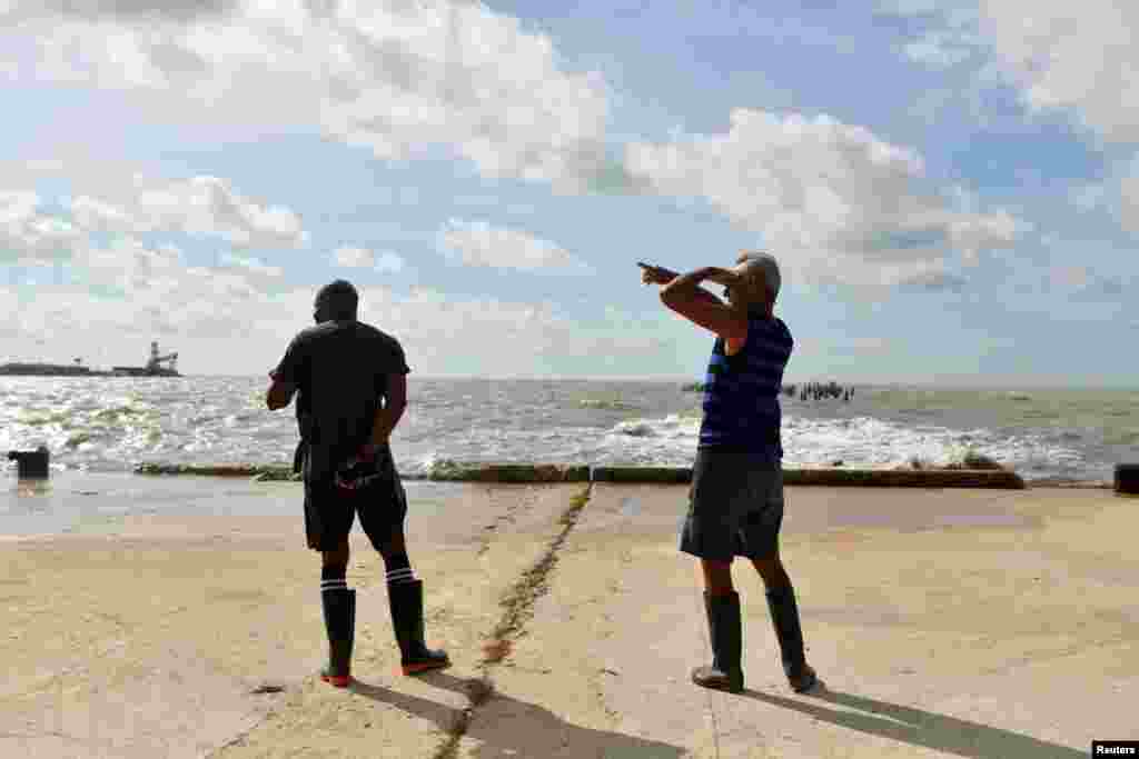 Los pescadores a la espera del paso del huracán Milton, en Batabano, Cuba. REUTERS/Norlys Pérez