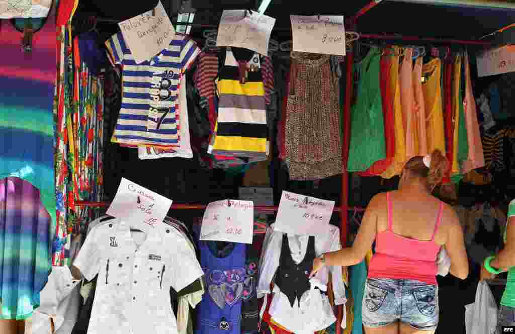 El primero de septiembre, sin esperar a la puesta en vigor de la resolución 42, los consejos de administración de las provincias de Pinar del Río, Sancti Spíritus y Cienfuegos, prohibieron la venta de ropa importada en todos sus municipios.