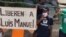 Miembros de la UNPACU con un cartel que dice "Liberen a Luis Manuel"