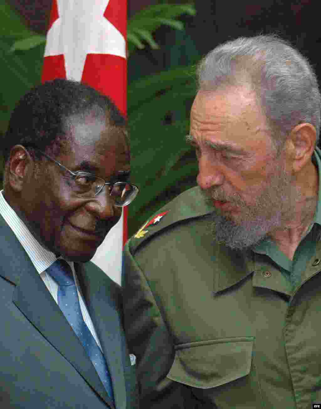 Fidel Castro y Robert Mugabe (izda). Foto Archivo