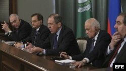  El ministro ruso de Exteriores Sergei Lavrov (centro), el secretario general de la Liga Árabe Nabil al Arabi (2ºdcha), el ministro iraquí de Exteriores Hoshyar Zebari (dcha), el ministro libanés de Exteriores Adnan Mansour (2ºizda) y el ministro egipcio 
