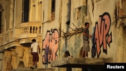 Graffiteros cubanos frente el Malecon.