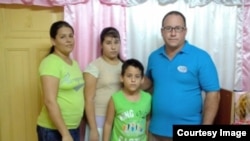 En Cuba, el pastor Ramón Rigal y su esposa Ayda Expósito (en la foto junto a sus dos hijos) fueron reprimidos por querer educar a sus hijos en el hogar.