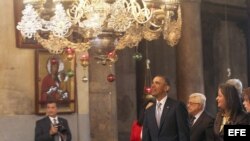 Barack Obama (c), observa una lámpara araña decorativa acompañado por el presidente palestino, Mahmud Abás (dcha), durante su visita a la Basílica de la Natividad de Belén, Cisjordania. 