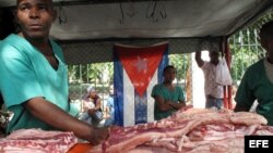 Una venta de carne de cerdo, el puerco asado es componente principal de la cena de fin de año de los cubanos.