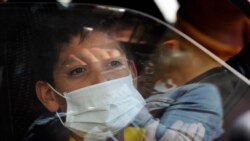 Un niño usa una mascarilla protectora como precaución ante el avance del coronavirus en México, el 29 de febrero del 2020.