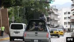 Soldados de la Marina recorren las calles de Puerto Vallarta. EFE