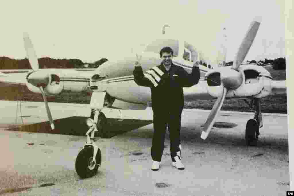 La noticia de la fuga del piloto militar Orestes Lorenzo en 1991 en un MiG-23 y su regreso a la isla un año después a buscar a su familia en una avioneta fue divulgada ampliamente por Radio Martí.