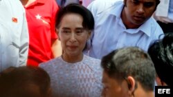 Líder de ls Liga Nacional para la Democracia (LND), Aung San Suu Kyi (c), llega a la sede de la formación, en Rangún (Birmania).