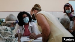 Un centro de vacunación contra el COVID-19 en La Habana. REUTERS/Alexandre Meneghini