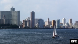 Una embarcación compite en la regata "Castillo del Morro" el viernes 6 de noviembre de 2015, en La Habana (Cuba). Una docena de embarcaciones procedentes de Pensacola (Fl, EE.UU.) participan en la competencia.