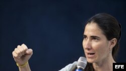 La disidente cubana Yoani Sánchez, autora del blog "Generación Y", habla durante un debate sobre libertad de expresión en la sede del periódico O Estado de Sao Paulo