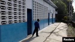 Un niño camina hacia su aula en Caucagua, Venezuela.