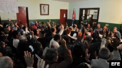 Un grupo de vecinos participa en la reunión en un Comité de Defensa de la Revolución (CDR) de La Habana (Cuba).