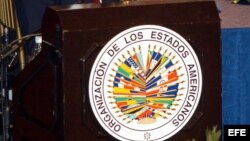 QUI23 - QUITO (ECUADOR) - 06/06/04 - El actual secretario general de la Organización de Estados Americanos (OEA), César Gaviria, pronuncia un discurso durante la inauguración de la XXXIV Asamblea General de la OEA realizada la noche de hoy, domingo 6 de j