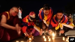 Tibetanos que residen en Taiwán orando el 10 de marzo de 2023 en el Parque Libertad, en la ciudad de Taipei, para recordar la rebelión de 1959 contra la dictadura china. (AP Photo/Chiang Ying-ying).
