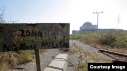 Entrada a los restos de la instalación nuclear de Juraguá.