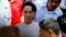 Líder de ls Liga Nacional para la Democracia (LND), Aung San Suu Kyi (c), llega a la sede de la formación, en Rangún (Birmania).