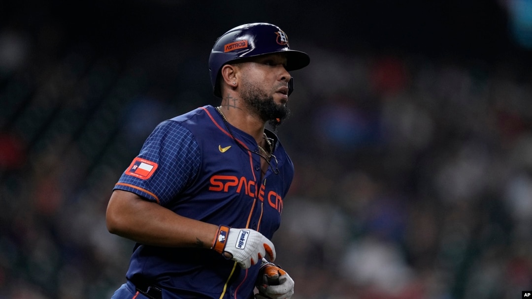 El primera base de los Astros de Houston, José "Pito" Abreu, corre hacia la primera base después de conectar un sencillo durante la sexta entrada del juego de béisbol contra los Azulejos de Toronto, el lunes 1 de abril de 2024, en Houston. (AP/Kevin M. Cox)