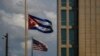 Una bandera cubana junto a una estadounidense fuera de la Embajada de Estados Unidos en La Habana. (AP/Ramon Espinosa, Archivo)