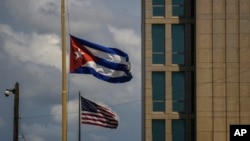 Una bandera cubana junto a una estadounidense fuera de la Embajada de Estados Unidos en La Habana. (AP/Ramon Espinosa, Archivo)