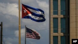 Una bandera cubana junto a una estadounidense fuera de la Embajada de Estados Unidos en La Habana. (AP/Ramon Espinosa, Archivo)