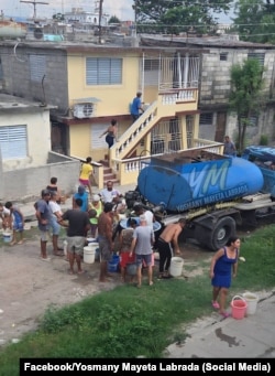 Camión cisterna reparte agua en Palma Soriano tras meses sin servicio por tubería
