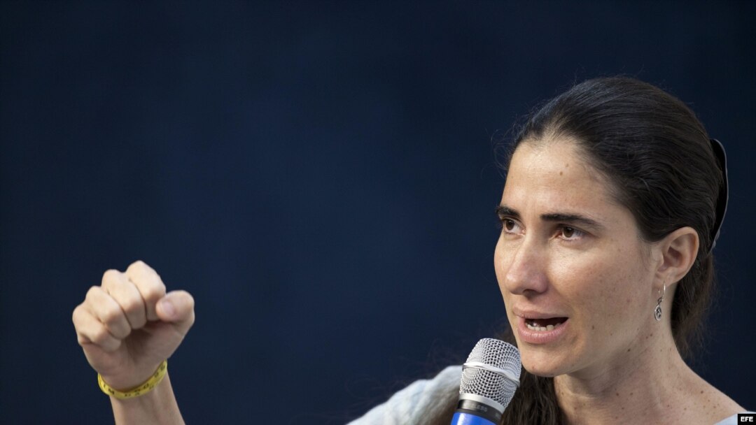 La disidente cubana Yoani Sánchez, autora del blog "Generación Y", habla durante un debate sobre libertad de expresión en la sede del periódico O Estado de Sao Paulo