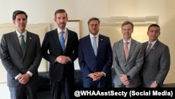 El subsecretario de Estado de EEUU para Asuntos del Hemisferio Occidental, Juan Pablo Segura (2do, de izq. a der.), junto al canciller venezolano Félix Plasencia.